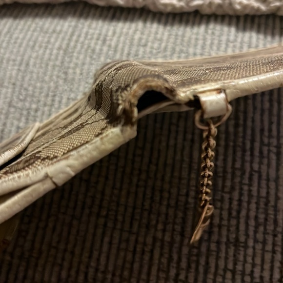 GUCCI wallet with charm *** has flaws - Picture 6 of 17